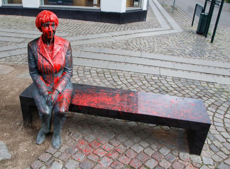 Kommunens folk arbejder i skrivende stund med at få rengjort statuen, så den kan være pæn til fødselarens 100-årsdag onsdag.  