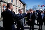 Forsvarsminister Claus Hjort Frederiksen vil overveje at placere en mand eller kvinde i CCDCOE, NATO Cooperative Cyber Defence Center of Excellence. På billedet ses ministeren på besøg i centret, der ligger i Talinn, Estland. (arkivfoto)  
