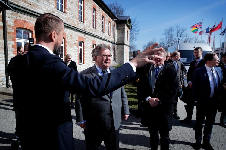 Forsvarsminister Claus Hjort Frederiksen vil overveje at placere en mand eller kvinde i CCDCOE, NATO Cooperative Cyber Defence Center of Excellence. På billedet ses ministeren på besøg i centret, der ligger i Talinn, Estland. (arkivfoto)  