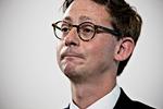 Skatteminister Karsten Lauritzen (V) har haft travlt med at rydde op i Skat. Men det går ikke hurtigt nok, mener Rigsrevisionen.  