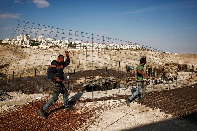 Bygningsarbejdere har travlt med at opføre flere hundrede nye hjem i bosættelsen Maaleh Adumim på Vestbredden. 