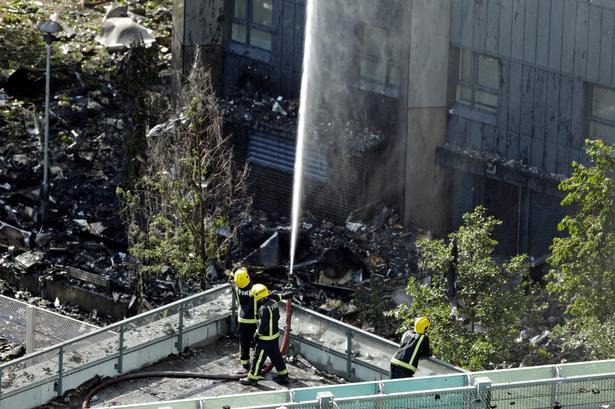 Brandvæsnet har kæmpet med flammerne hele natten. 