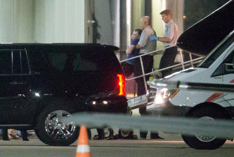 Otto Warmbier bliver båret ud af det ambulancefly, der i tirsdags bragte ham fra Nordkorea til USA. 