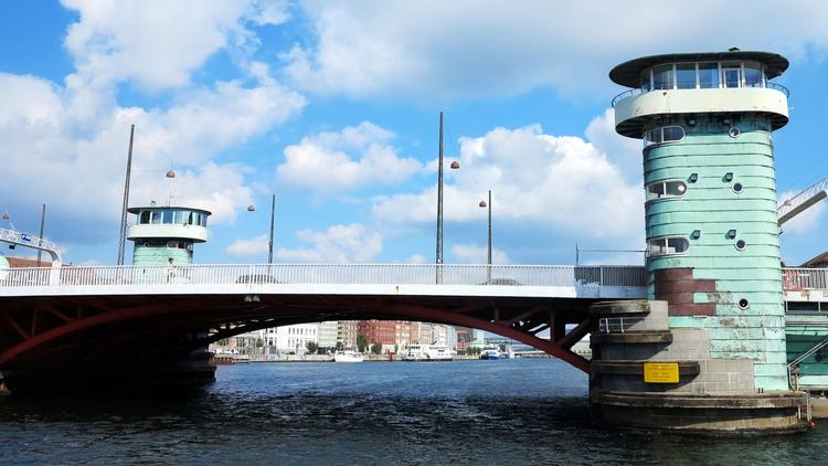 Nu kan du tage på kunstudstilling i tårnet og nyde et glas naturvin på balkonen.  