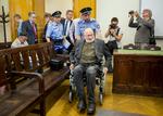 For et par uger siden blev Horst Mahler anholdt i Ungarn, hvor han her blev fremstillet i retten med krav om udlevering til Tyskland. Den 81-årige advokat sidder i rullestol efter amputation af en stor del af hans ene ben. 
