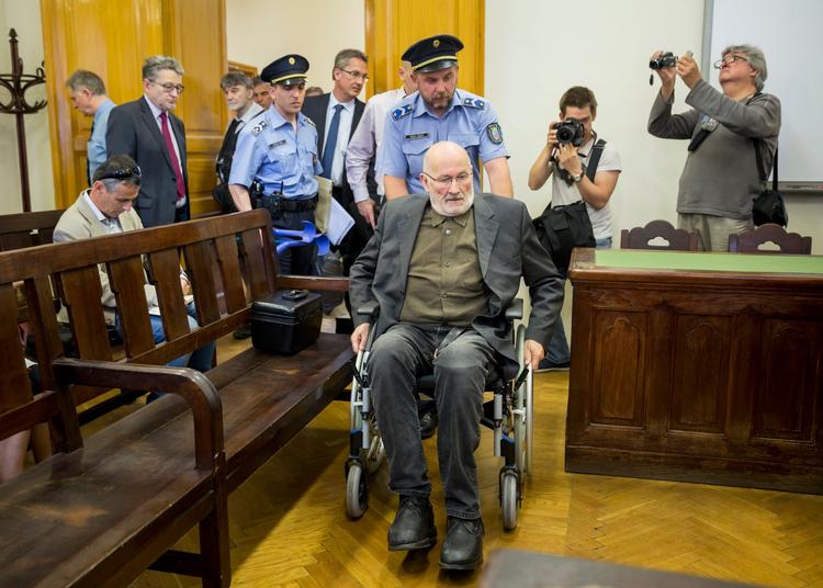 For et par uger siden blev Horst Mahler anholdt i Ungarn, hvor han her blev fremstillet i retten med krav om udlevering til Tyskland. Den 81-årige advokat sidder i rullestol efter amputation af en stor del af hans ene ben. 