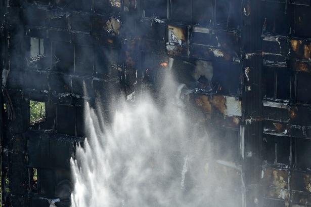 Brandfolkene er stadig ved at lede efter omkomne.  