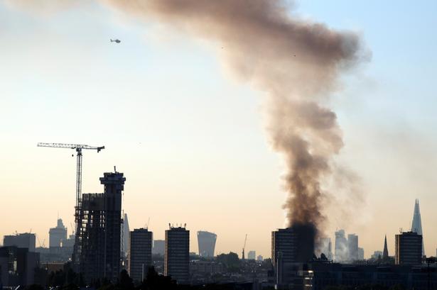 Londons borgmester, Sadiq Khan, siger, at »mange mennesker savnes efter branden«.

»Men de kan være hos familie eller pårørende«, siger han. 