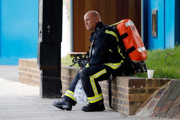 En brandmand hviler sig efter en lang nats arbejde.  