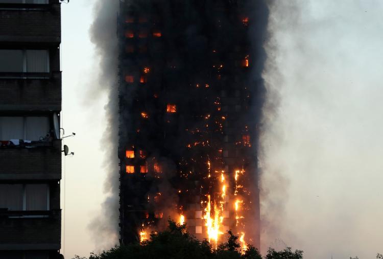 Dødstallet er netop blevet fordoblet efter brand i 24-etagers hus, meddeler myndighederne i London.  