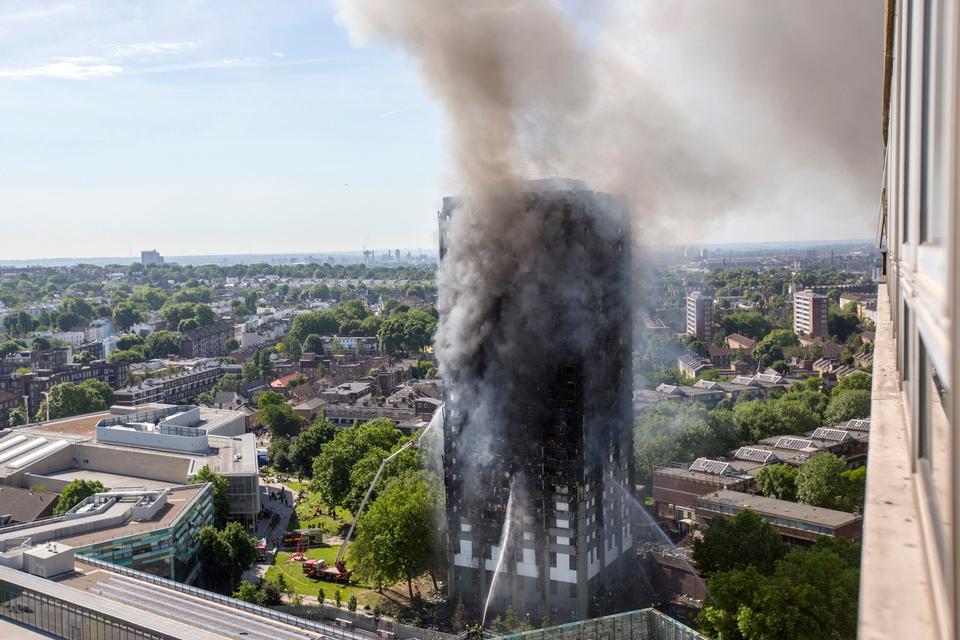 Den første brandbil ankom til bygningen efter nogle få minutter, hvorefter 45 brandbiler og mere end 200 brandmænd siden har kæmpet med at få slukket flammerne. 