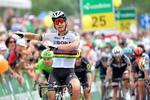 Peter Sagan med en helt ny sejrsattitude, da han passerede målstregen som vinder af 5. etape i Schweiz Rundt. 