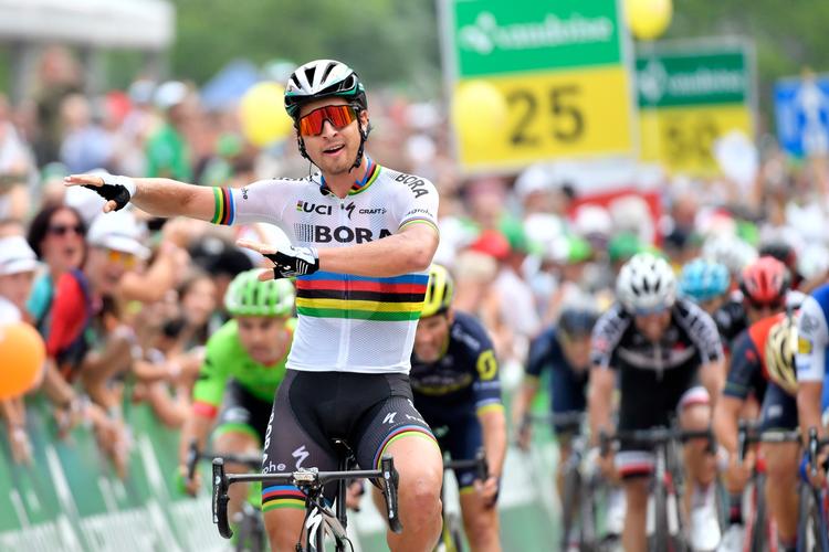 Peter Sagan med en helt ny sejrsattitude, da han passerede målstregen som vinder af 5. etape i Schweiz Rundt. 