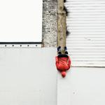 Willi Dorner, som i 2011 skabte Bodies in Urban
Spaces på Vesterbro, vender tilbage med den hidtil største og længste version af sin spektakulære
vandringsforestilling, som foregår
20., 21. og 22. juli fra Christianshavns Torv til Nørrebro.  