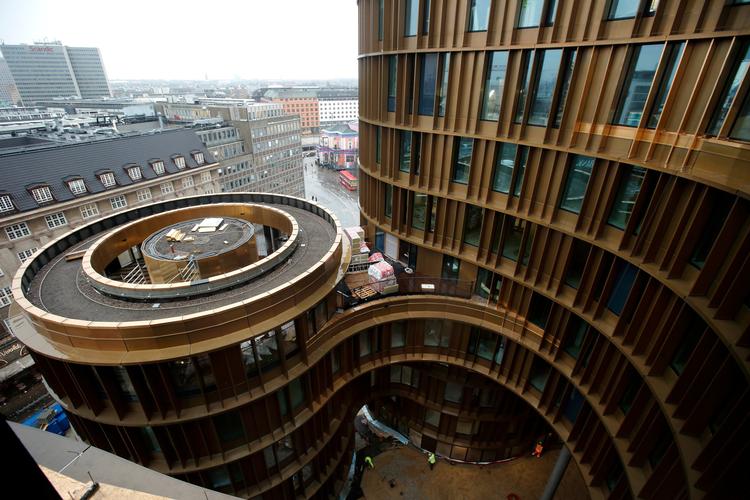 Når man spørger folk på gaden, er der delte meninger om det prestigebyggeriet Axel Towers, som indvies i dag. 