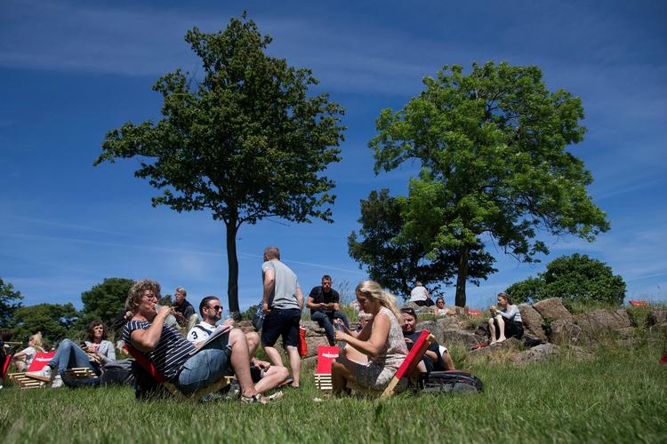 Folkemødet er åbnet i dag i høj solskin, men der er en front på vej fra vest, som rammer Bornholm fredag morgen med risiko for skybrud.  