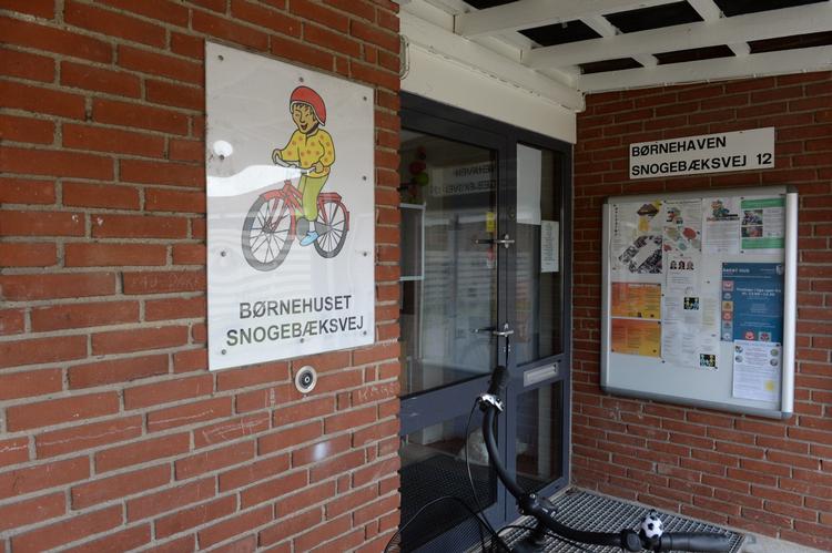 Det var her fra Børnehuset Snogebæksvej i Aarhus, at en 4-årige pige i går blev bortført og siden seksuelt misbrugt. 