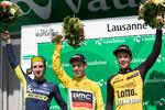 Primoz Roglic (th) på sejrsskamlen i Tour de Romandie sammen med sejrherren Richie Porte og nr. 2 Simon Yates. Nu mødes de inden længe igen i Tour de France. 