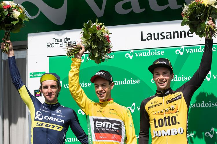 Primoz Roglic (th) på sejrsskamlen i Tour de Romandie sammen med sejrherren Richie Porte og nr. 2 Simon Yates. Nu mødes de inden længe igen i Tour de France. 