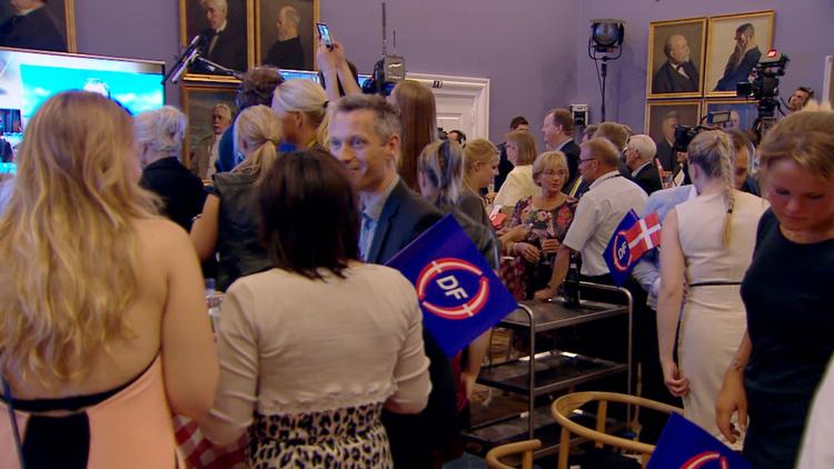 Som fjernsyn er tv-dokumentaren svært underholdende på en tæt og tilfredsstillende måde. 