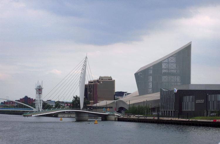Stjernearkitekten Daniel Libeskind står bag den ikoniske bygning, der huser Imperial War Museum. Bygningen symboliserer de tre arenaer, hvor krige udkæmpes: til lands, til vands, og i luften. 