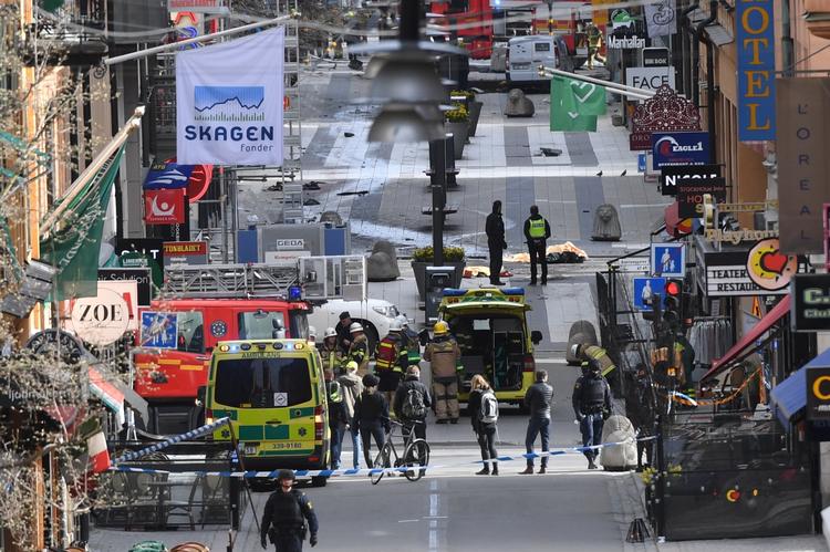 I april kørte en attentatmand en bil ind i en menneskemængde i Stockholm. Politiet mener, at en 39-årig islamist står bag. 