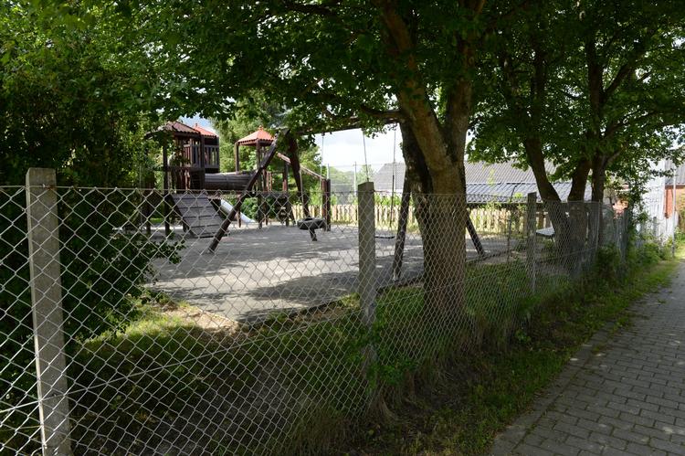 En 4-årig pige blev, ifølge politiet, onsdag hevet over et ca. 90 centimeter højt hegn omkring Børnehuset Snogebæksvej. En 33-årig mistænkt er nu  varetægtsfængslet for at have bortført og misbrugt pigen.  