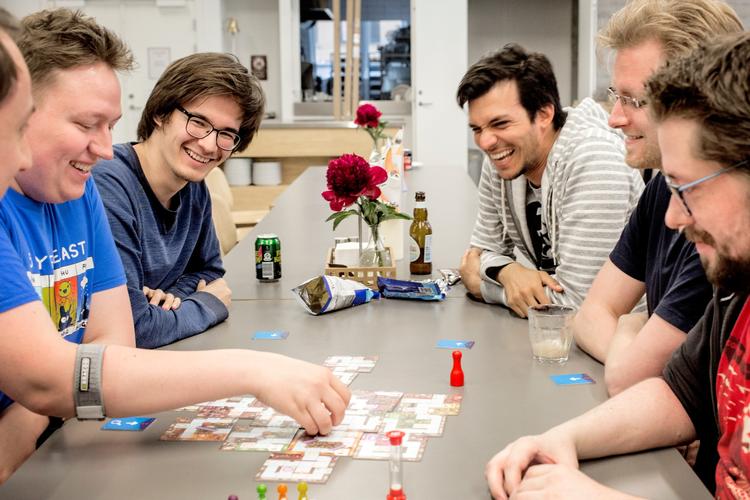 Hver onsdag mødes  spiludviklere og IT-troldmænd i virsomheden Unity for at slappe af med brætspil.  