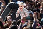 Katy Perry har gået planken ud rent pr-mæssigt for at skabe max opmærksomhed om sit nye album.  