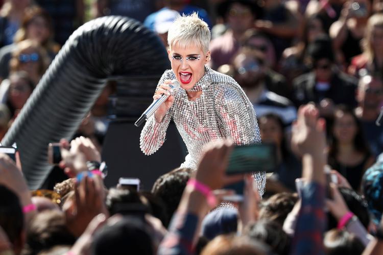Katy Perry har gået planken ud rent pr-mæssigt for at skabe max opmærksomhed om sit nye album.  