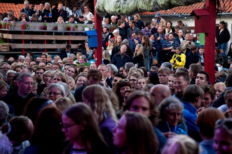 Folkemødet på Bornholm. 
Demokratiets krinkelkroge folder sig ud om snart sagt alt, man kan tænke på, det være sig sundhed, uddannelse, litteratur, miljø, børn, unge, gamle og politik.
 Arkivfoto: Finn Frandsen
