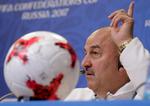 Ruslands landstræner Stanislav Cherchesov under et pressemøde fredag i Skt. Petersborg, der lagde op til Confederations Cup. Han skal skaffe sin nation en god start i mødet med New Zealand. 