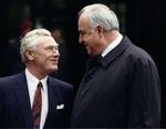 Danmarks daværende statsminister, Poul Schlüter sammen med Helmuth Kohl i 1992.  