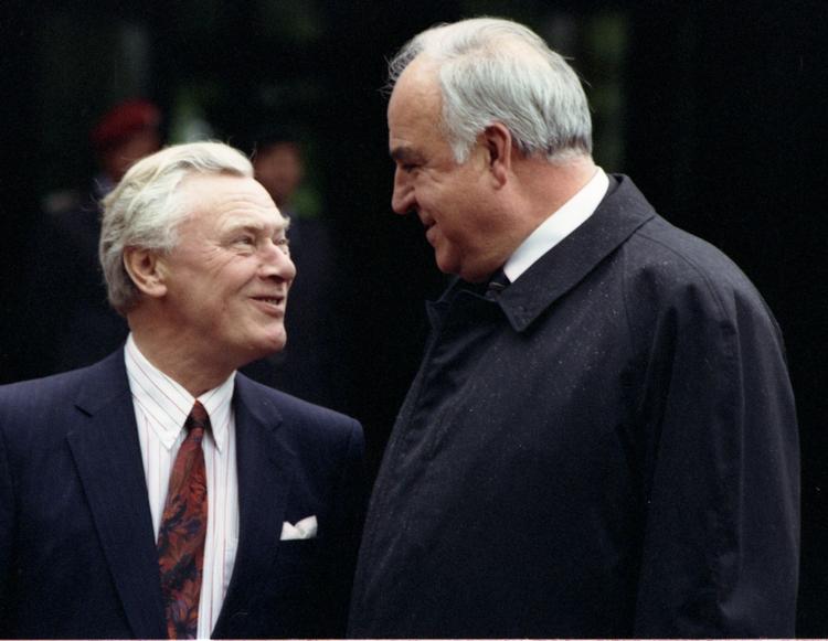 Danmarks daværende statsminister, Poul Schlüter sammen med Helmuth Kohl i 1992.  