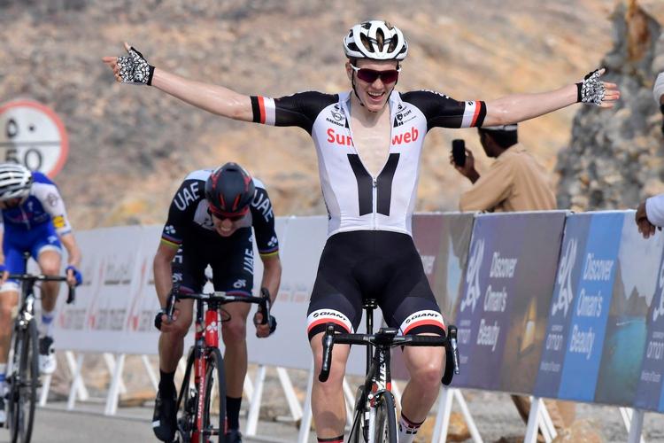 Så glad var Søren Kragh Andersen, da han i februar sejrede på 3. etape i Tour of Oman. Nu jagter han en plads i Team Sunwebs Tour de France-trup. 