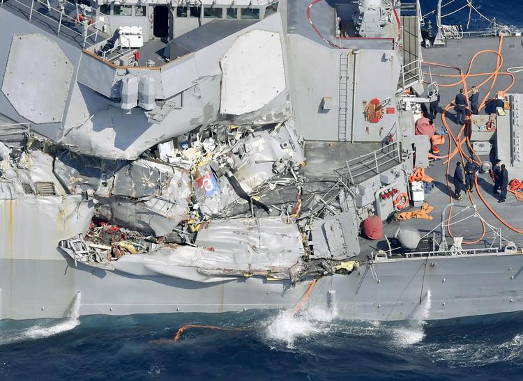 Det amerikanske krigsskib USS Fitzgerald blev stærkt skadet ved sammenstødet. 