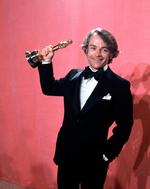 John C. Avildsen løfter den Oscar, han vandt for filmen 'Rocky' i 1977. 