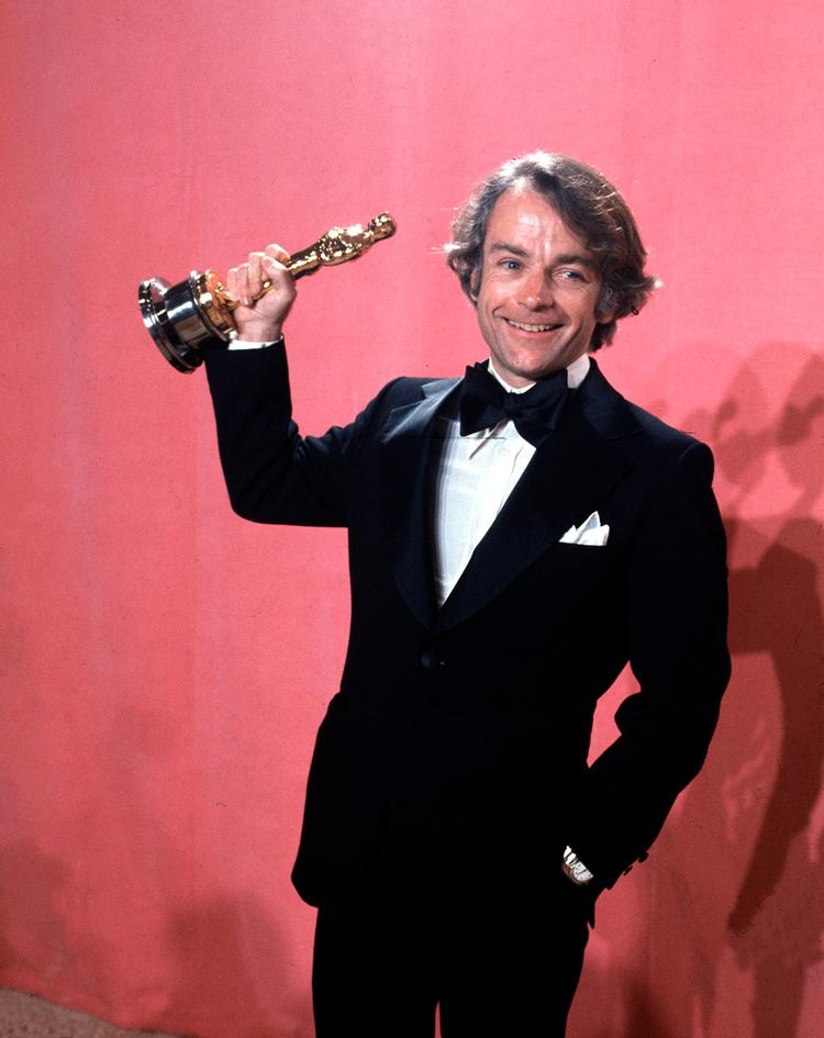 John C. Avildsen løfter den Oscar, han vandt for filmen 'Rocky' i 1977. 