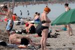 Det er her, man skal opholde sig i dag. Ved stranden. Eksempelvis som her på Amager Strandpark. 