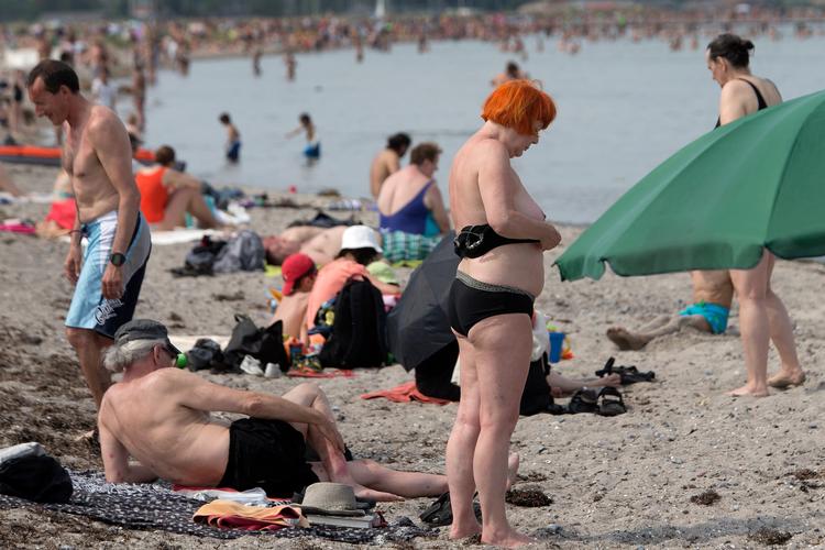 Det er her, man skal opholde sig i dag. Ved stranden. Eksempelvis som her på Amager Strandpark. 