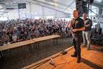 Jan Magnussen er en populær kører blandt de mange danske tilskuere til løbet i Le Mans. Her møder han nogle af dem. 