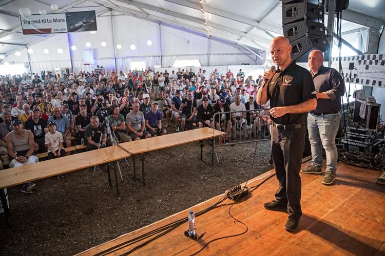 Jan Magnussen er en populær kører blandt de mange danske tilskuere til løbet i Le Mans. Her møder han nogle af dem. 