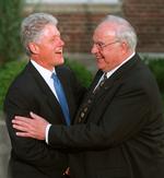 Også Bill Clinton, der her krammer Kohl, deltager i hyldesten af den store tysker, som han kalder 'en visuel leder'. 