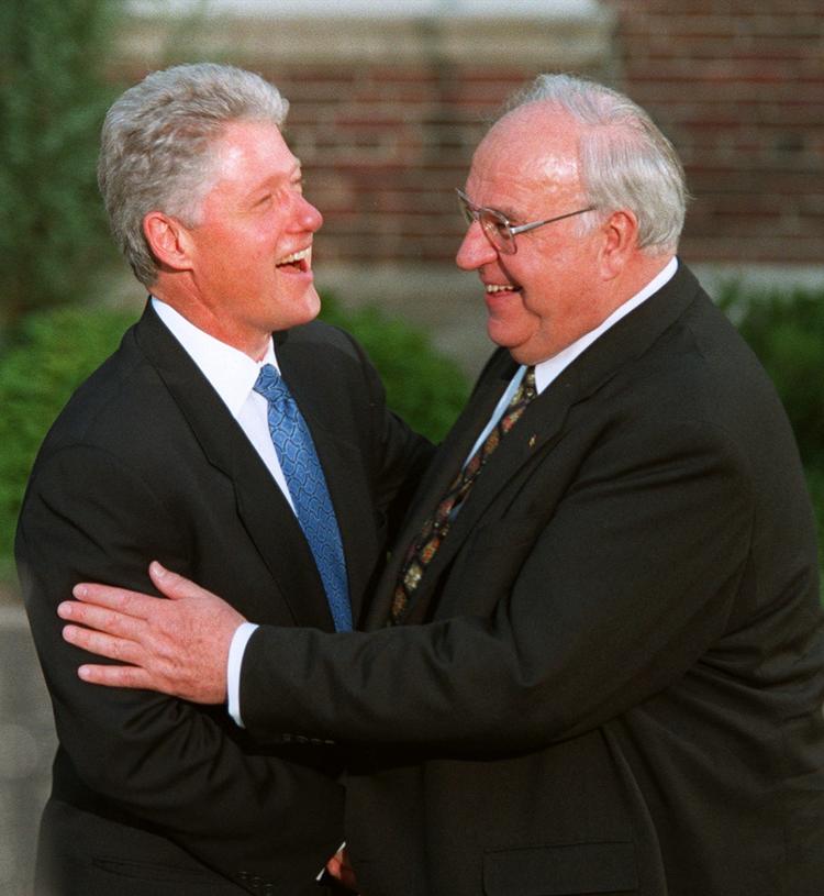 Også Bill Clinton, der her krammer Kohl, deltager i hyldesten af den store tysker, som han kalder 'en visuel leder'. 