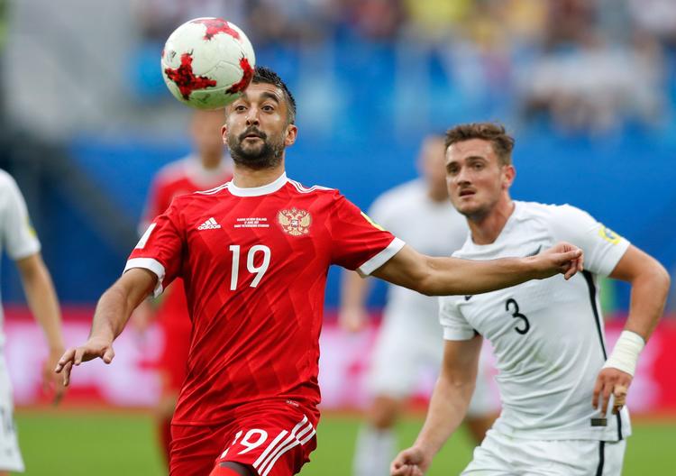 Alexander Samedov  fra Rusland har et godt øje for bolden i åbningskampen ved Confederations Cup. 