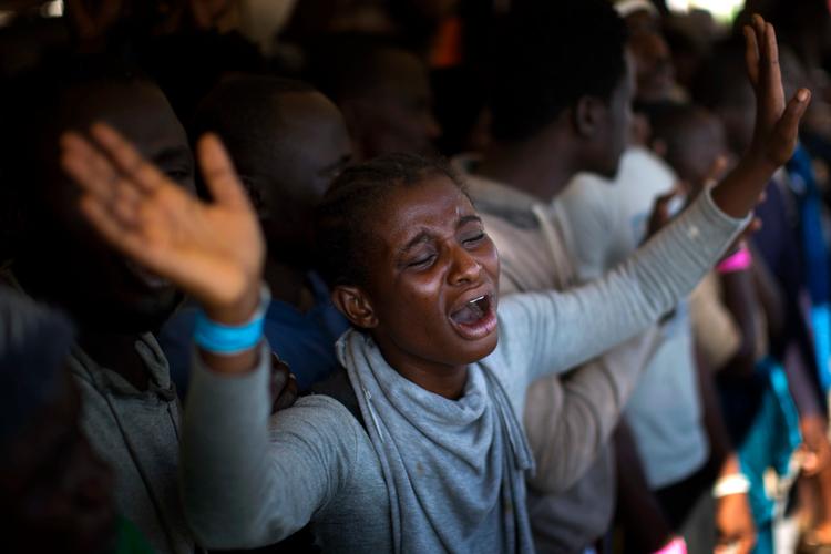 27-årige Rita fra Nigeria reagerer om bord på et redningsfartøj, da det ankommer til havnebyen Pozzallo på det sydlige af Sicilien.  