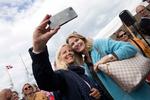 Altid tid til en selfie. Helle Thorning Schmidt på havnen. 