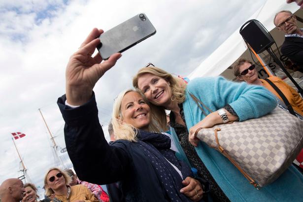 Altid tid til en selfie. Helle Thorning Schmidt på havnen. 