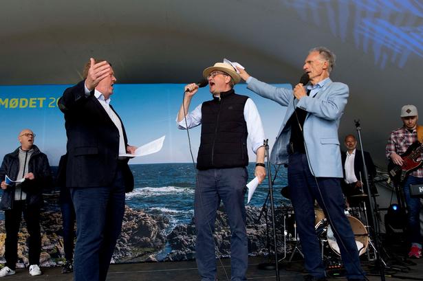 Venstre fremfører deres "vrøvlevise"  på stor scene. 