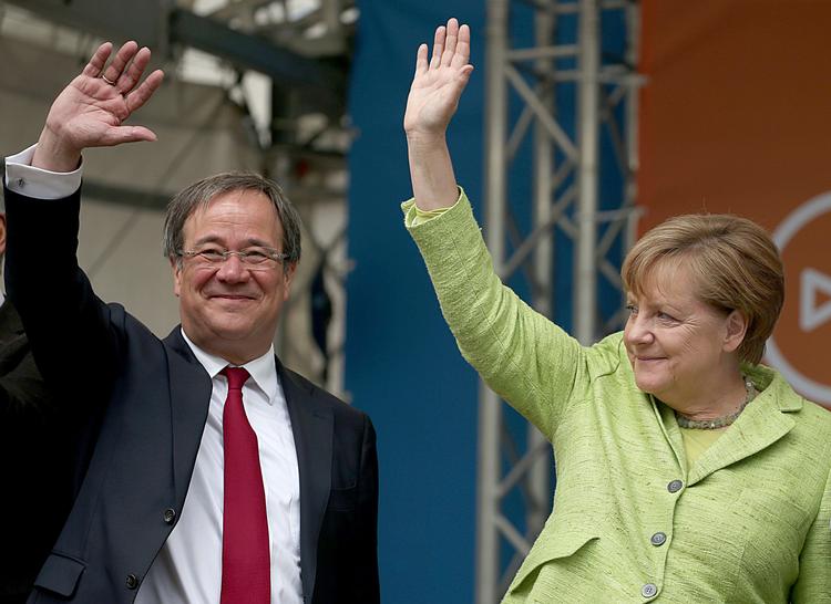 Angela Merkel sammen med partifællen Armin Laschet, som fra parlamentet i Düsseldorf skal regere Nordrhein-Westfalen med kun et andet parti, FDP. 
